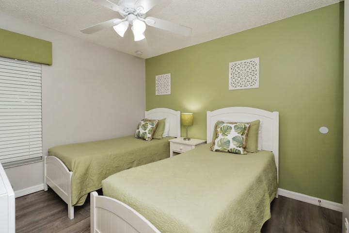 Од двокреветните кревети до модерните удобности, овој апартман е внимателно дизајниран за да се осигура дека секој престој ќе биде што е можно попријатен и незаборавен.