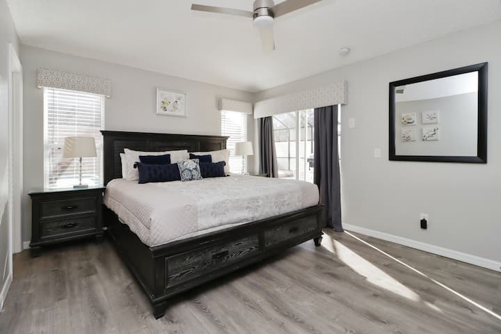 Пространата главна спална соба со брачен кревет (широк 180 – 220 см) е луксузно и мирно прибежиште кое совршено ги комбинира удобноста, функционалноста и елеганцијата во стил на одморалиште.