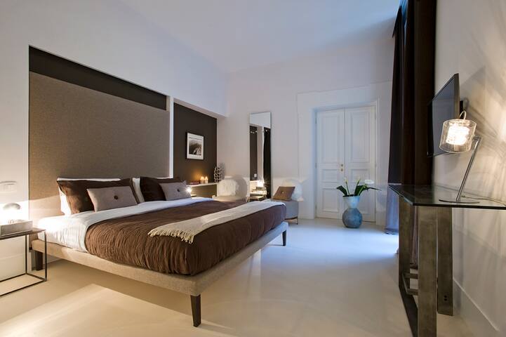 Luxury Apartment and Art with Spanish Steps View gallery image 3