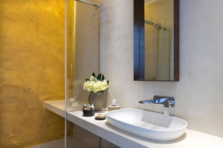 Luxury Apartment and Art with Spanish Steps View gallery image 4