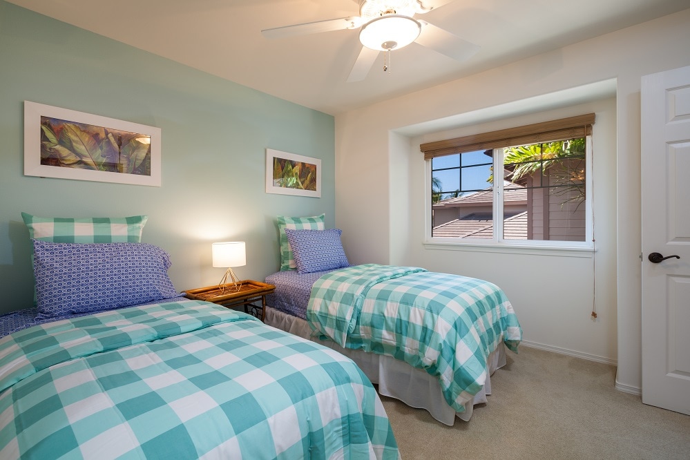 Spavaća soba za goste s bračnim krevetima