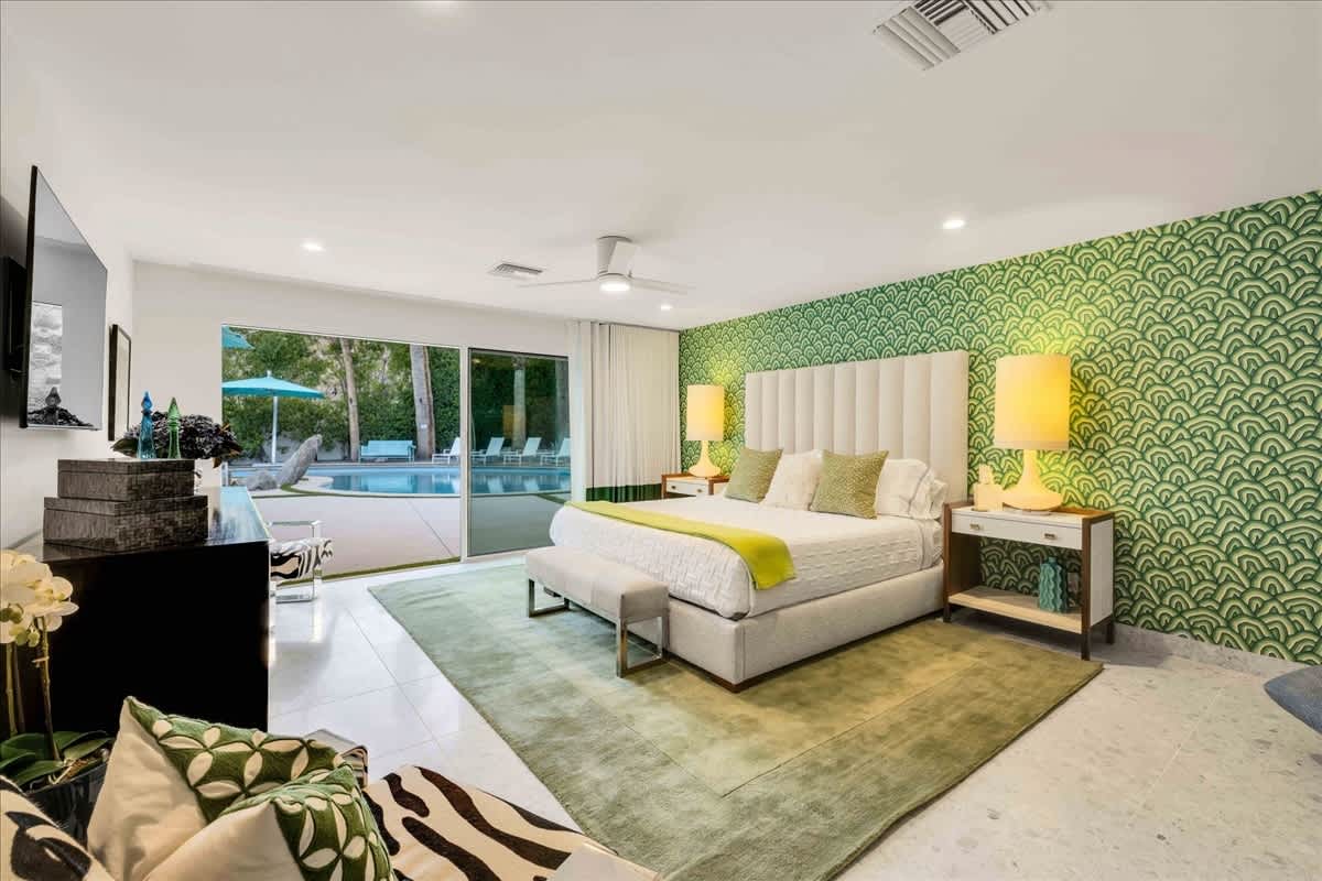 Offrez-vous le luxe dans notre spacieuse chambre principale avec lit king size, draps de luxe et fauteuils confortables. Profitez d'un accès direct au patio et à la piscine pour une vie intérieure-extérieure sans accroc. Détendez-vous, profitez du soleil et relaxez dans votre oasis privée.