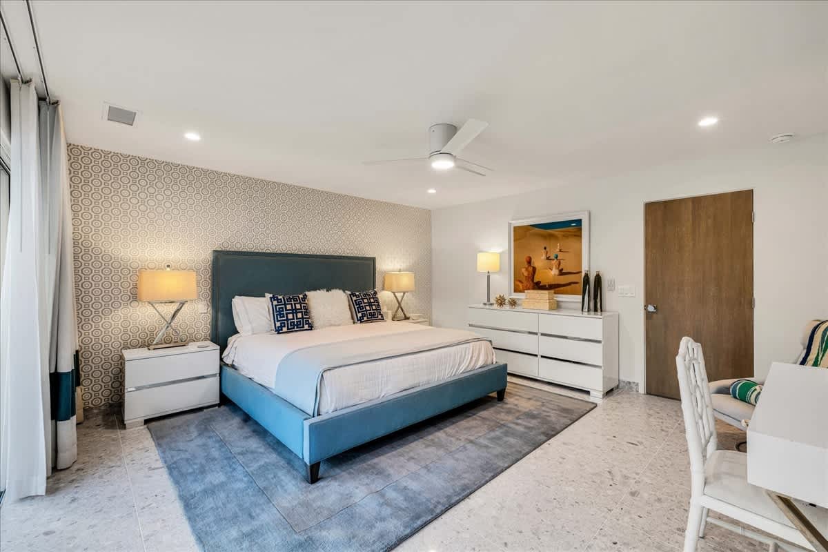 Profitez de notre élégante chambre d'invité avec un lit king size moelleux et des draps de luxe, une télévision pour votre divertissement, un bureau dédié et un accès direct à la piscine rafraîchissante. Votre oasis de détente et de productivité vous attend!