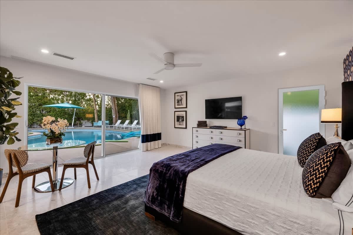 Découvrez le charme de notre casita indépendante, avec une cuisinette confortable, une table accueillante pour les repas et un spacieux dressing. Profitez d'un accès direct à la piscine, parfaite pour se détendre et passer des journées ensoleillées. Votre retraite privée vous attend !