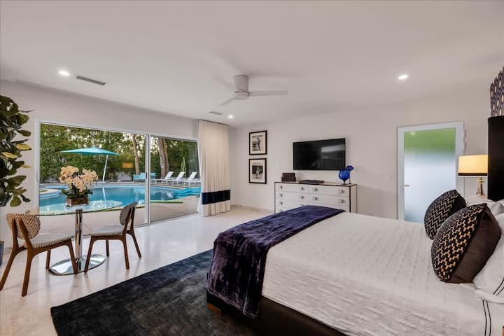 Experimentează farmecul casitei noastre detașate, cu o chicinetă confortabilă, o masă primitoare pentru mese și un dulap spațios. Bucură-te de acces fără probleme la piscină, perfect pentru relaxare și zile însorite. Retragerea ta privată te așteaptă!