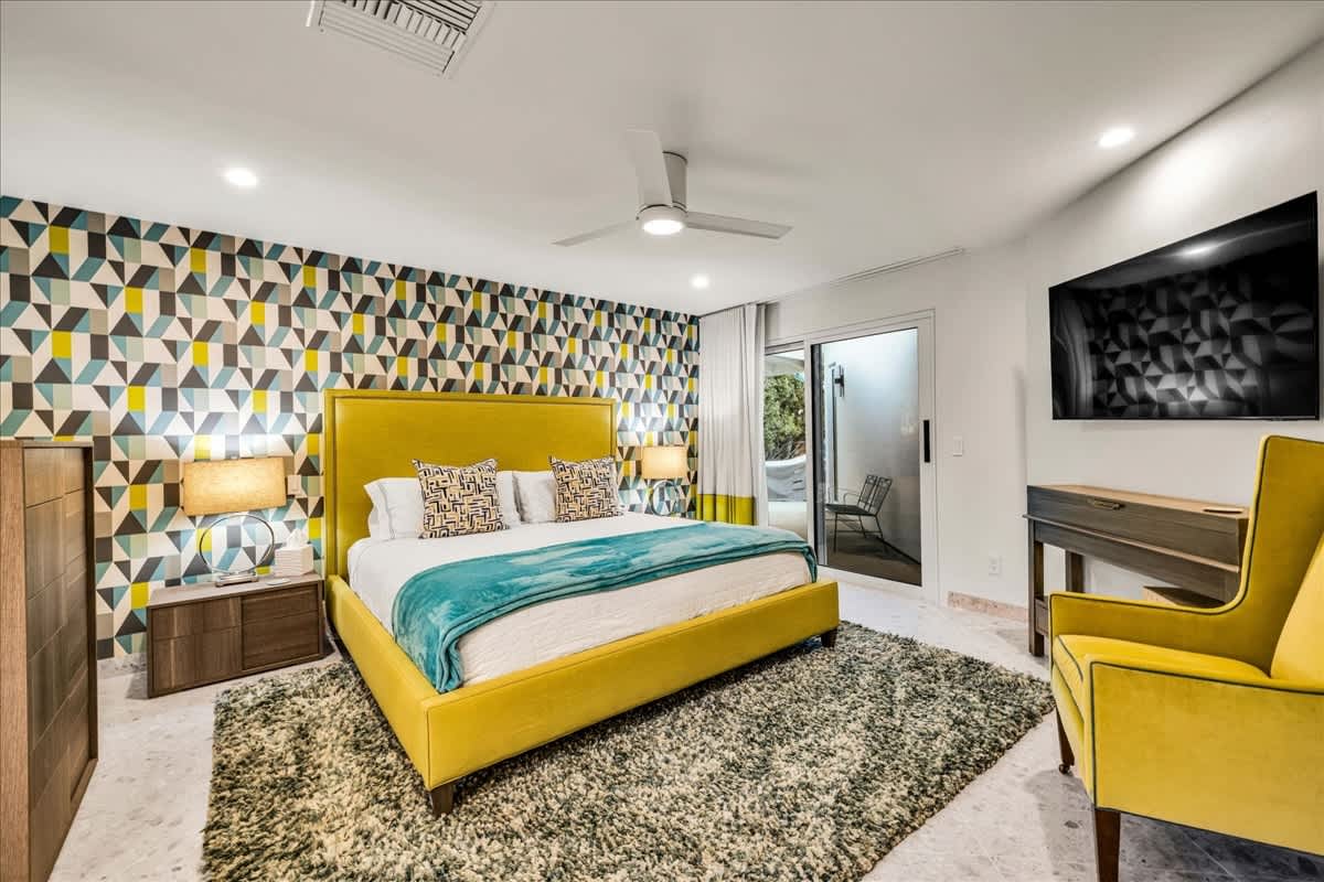 Offrez-vous notre chambre exquise avec salle de bain attenante, télévision pour votre confort, draps luxueux pour une nuit de sommeil somptueuse et accès direct au patio privé menant directement à la piscine étincelante. Profitez de votre escapade idéale!