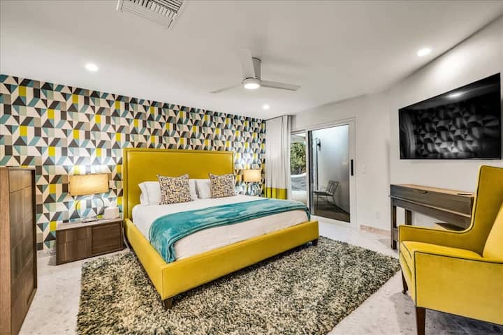 Răsfață-te cu dormitorul nostru rafinat cu baie privată, cu un televizor pentru confortul tău de divertisment, lenjerie de pat luxoasă pentru un somn somptuos și acces direct la terasa privată care duce direct la piscina strălucitoare. Evadarea ta perfectă!