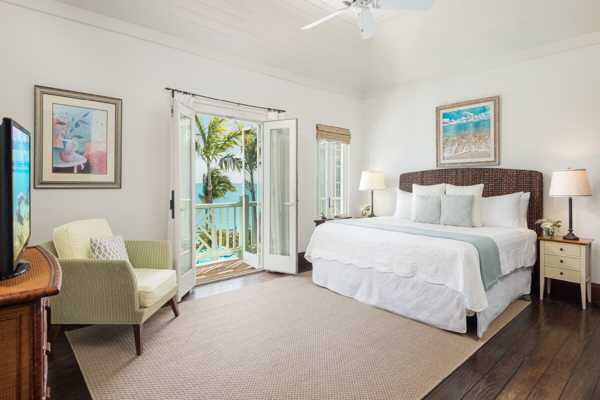 В дополнительном люксе есть кровать размера King size, ванная комната и балкон.