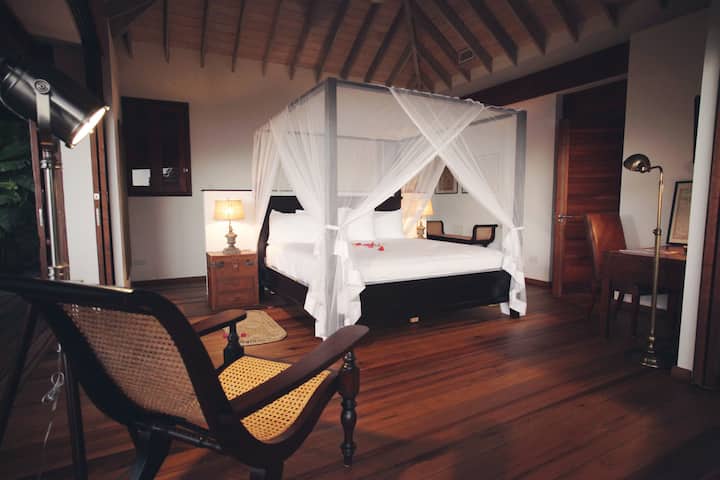 Cama tamaño king, TV, aire acondicionado, ventilador, base de música
y mosquiteras