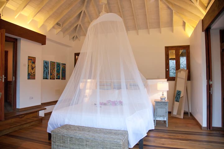 Cama tamaño king, TV, aire acondicionado, ventilador, base de música. Mosquitera y hamaca exterior