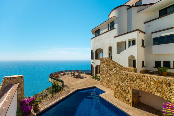 Close to Downtown – Villa Grande by Cabo Villas