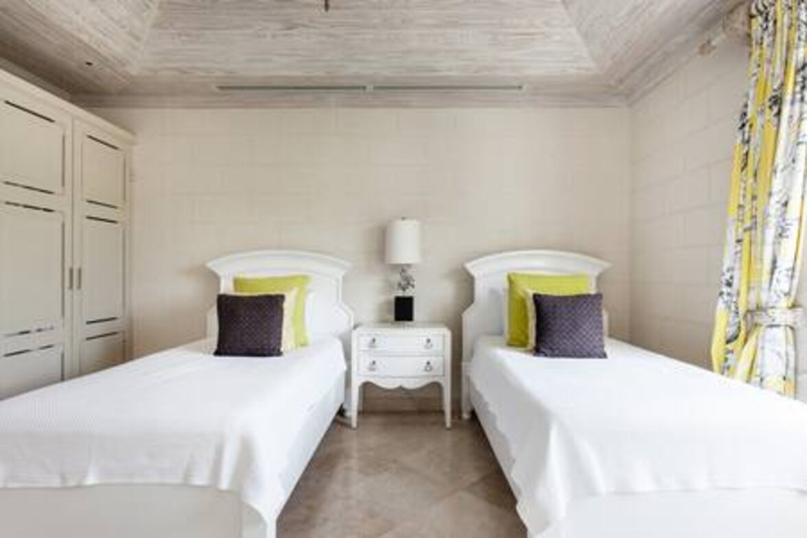 Esta vibrante habitación tiene camas individuales, aire acondicionado, ventilador de techo, TV inteligente, armario y baño privado.