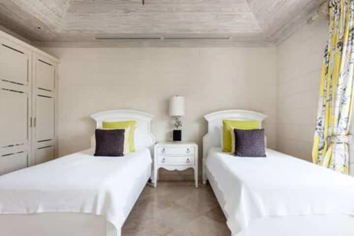 Deze levendige kamer heeft twee eenpersoonsbedden, airconditioning, plafondventilator, smart-tv, kledingkast en een eigen badkamer.