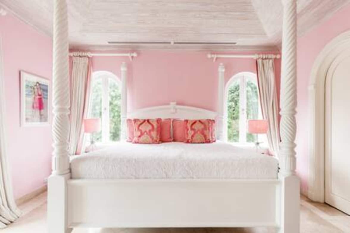 Esta vibrante habitación tiene una cama tamaño king de EE. UU., aire acondicionado, ventilador de techo, TV inteligente, armario, balcón privado con vistas a la unidad y baño privado.