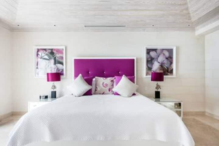 Deze levendige kamer heeft een Amerikaans kingsize bed, airconditioning, plafondventilator, smart-tv, kluis, kledingkast, eigen balkon en een eigen badkamer.