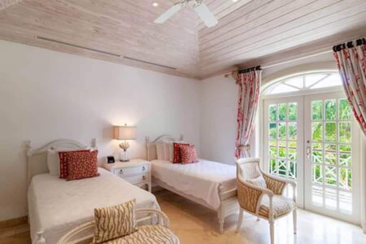 Esta vibrante habitación tiene dos camas individuales, aire acondicionado, ventilador de techo, armario, balcón privado con vistas a la entrada y baño privado.