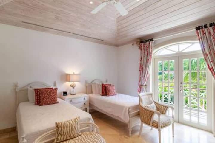 Deze levendige kamer heeft twee eenpersoonsbedden, airconditioning, plafondventilator, kledingkast, eigen balkon met uitzicht op de oprit en een eigen badkamer.