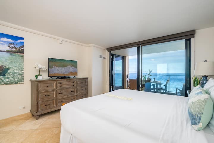 להתעורר לנופים מדהימים של האוקיינוס בחדר השינה האלגנטי הזה, הכולל מצעים קטיפה וגישה ישירה למרפסת