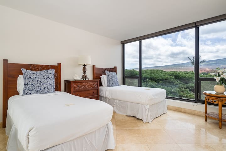 חדר שינה אוורירי זה, שמתאים למשפחות או לחברים, מציע שתי מיטות יחיד ואווירה חוף