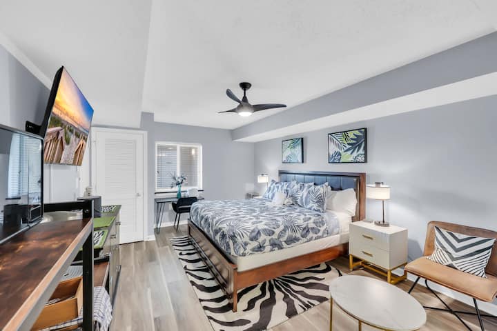Modern Jungle Studio W Fridge Keurig N Pool Oasis - North Myrtle Beach, SC