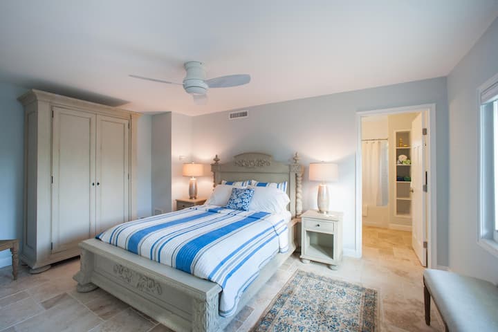 Apartament gościnny na czwartym poziomie basenu.