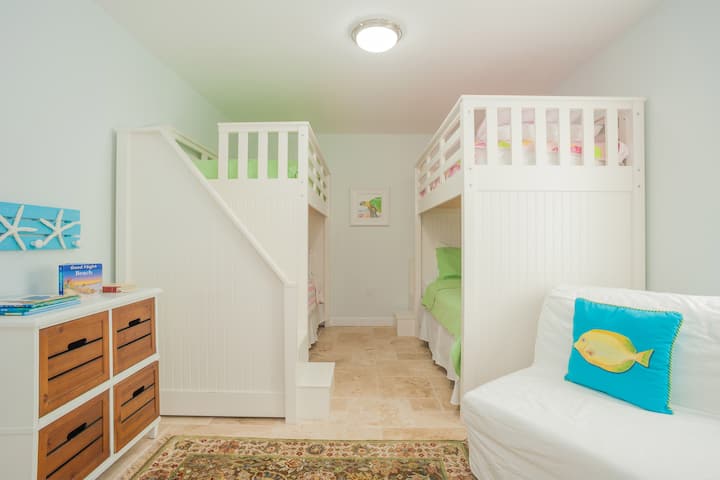 Pokój piętrowy na poziomie basenu.