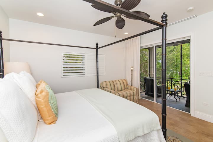 Suite Lower South con cama tamaño king y patio privado con mampara.