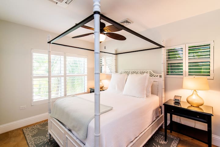 Suite de invitados en una cabaña con cama tamaño queen.