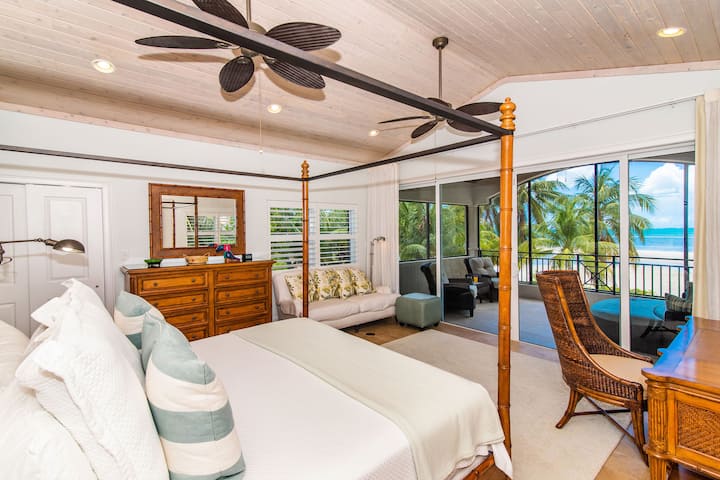 Suite principal con cama King King, vistas al mar y balcón privado.