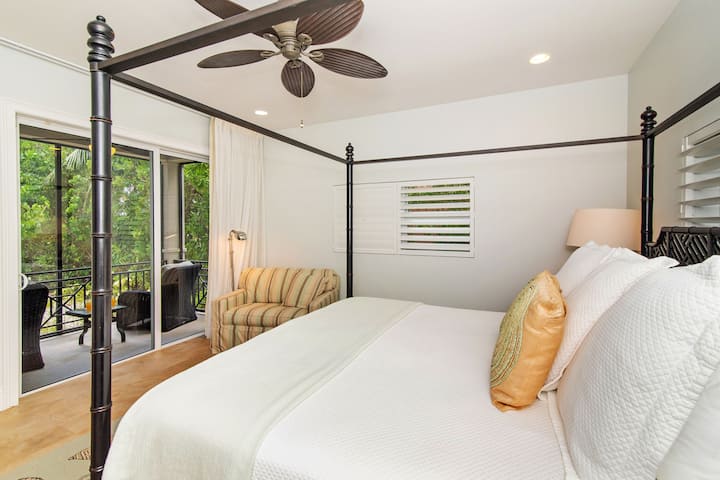 Suite Lower North con cama tamaño king y patio privado con mampara.