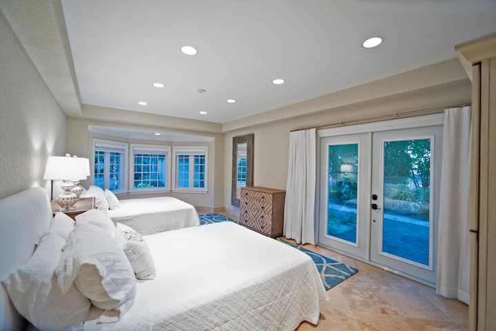 Schlafzimmer mit Doppelbett und Queensize-Doppelbett im ersten Stock.