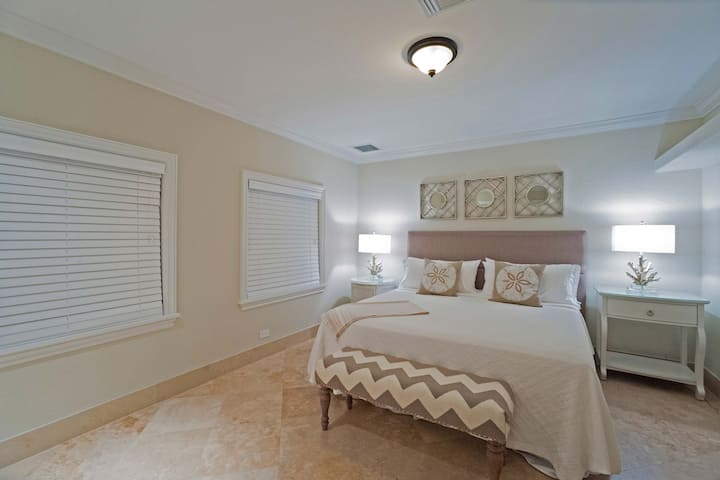 Schlafzimmer mit mittlerem Kingsize-Doppelbett im zweiten Stock.