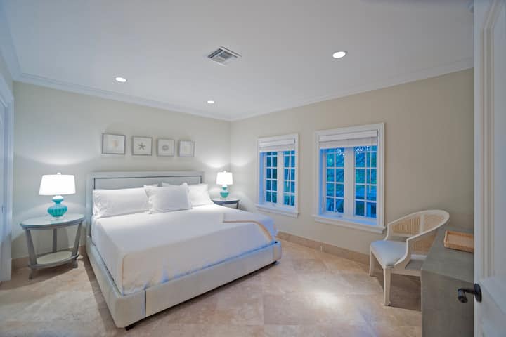 Schlafzimmer mit Kingsize-Doppelbett im zweiten Stock.