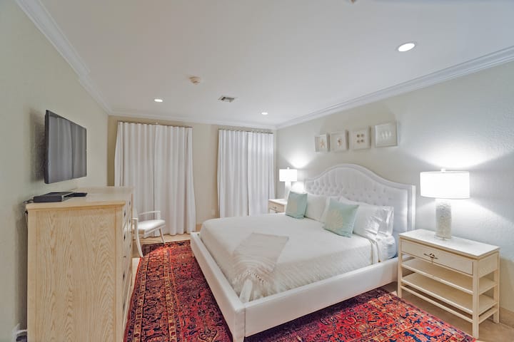 Schlafzimmer mit Kingsize-Doppelbett im zweiten Stock.