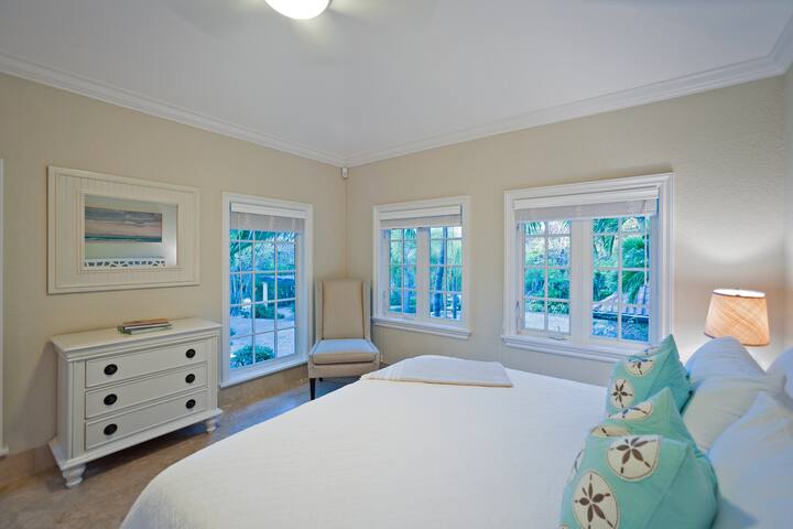 Schlafzimmer mit Kingsize-Doppelbett im zweiten Stock.