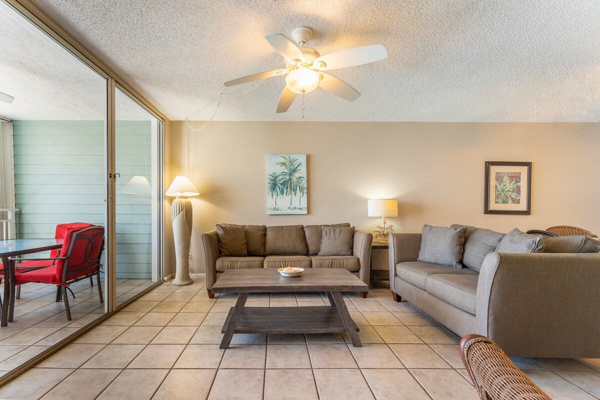 Obývačka má pohovku na spanie.