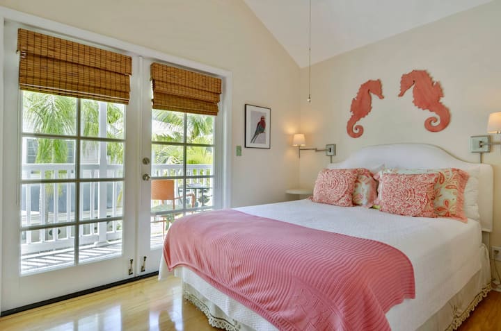 主卧配有一张标准双人床。