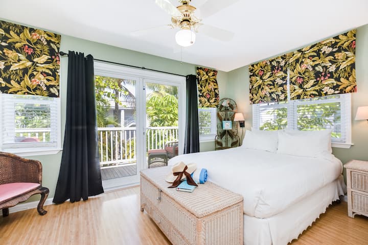 De primaire slaapkamer heeft een queensize bed en toegang tot het balkon.