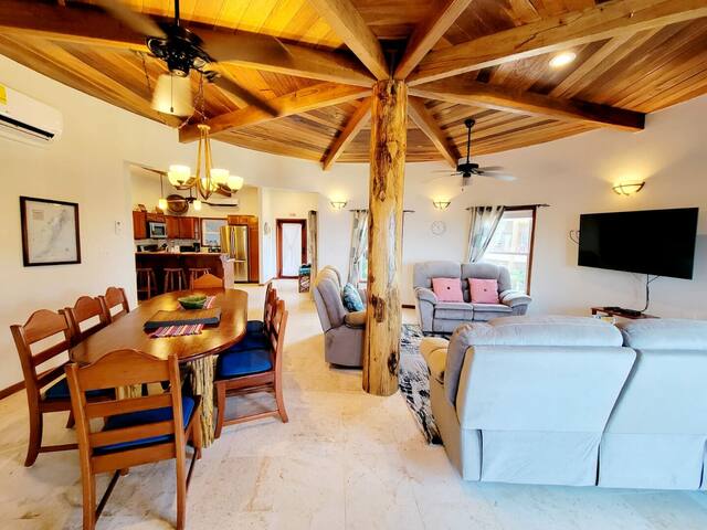 Vacation bliss, oceanfront beach home gallery image 5