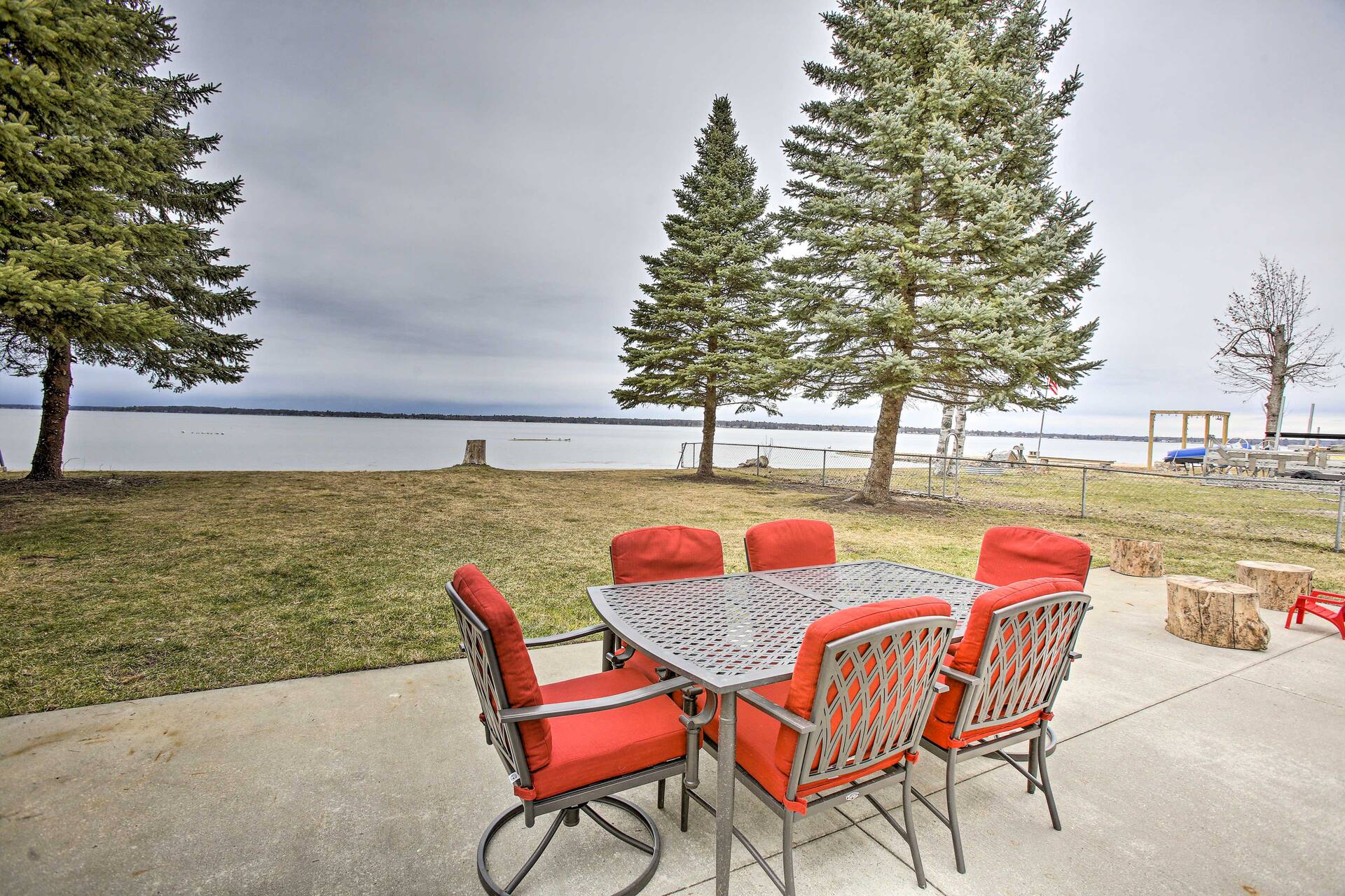 Lakefront Prudenville House w / Yard & Private Dock!