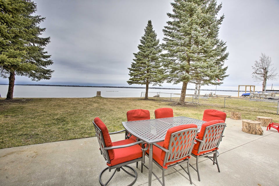 Peaceful Lakefront Houghton Lake Property w/ Patio — photo 1