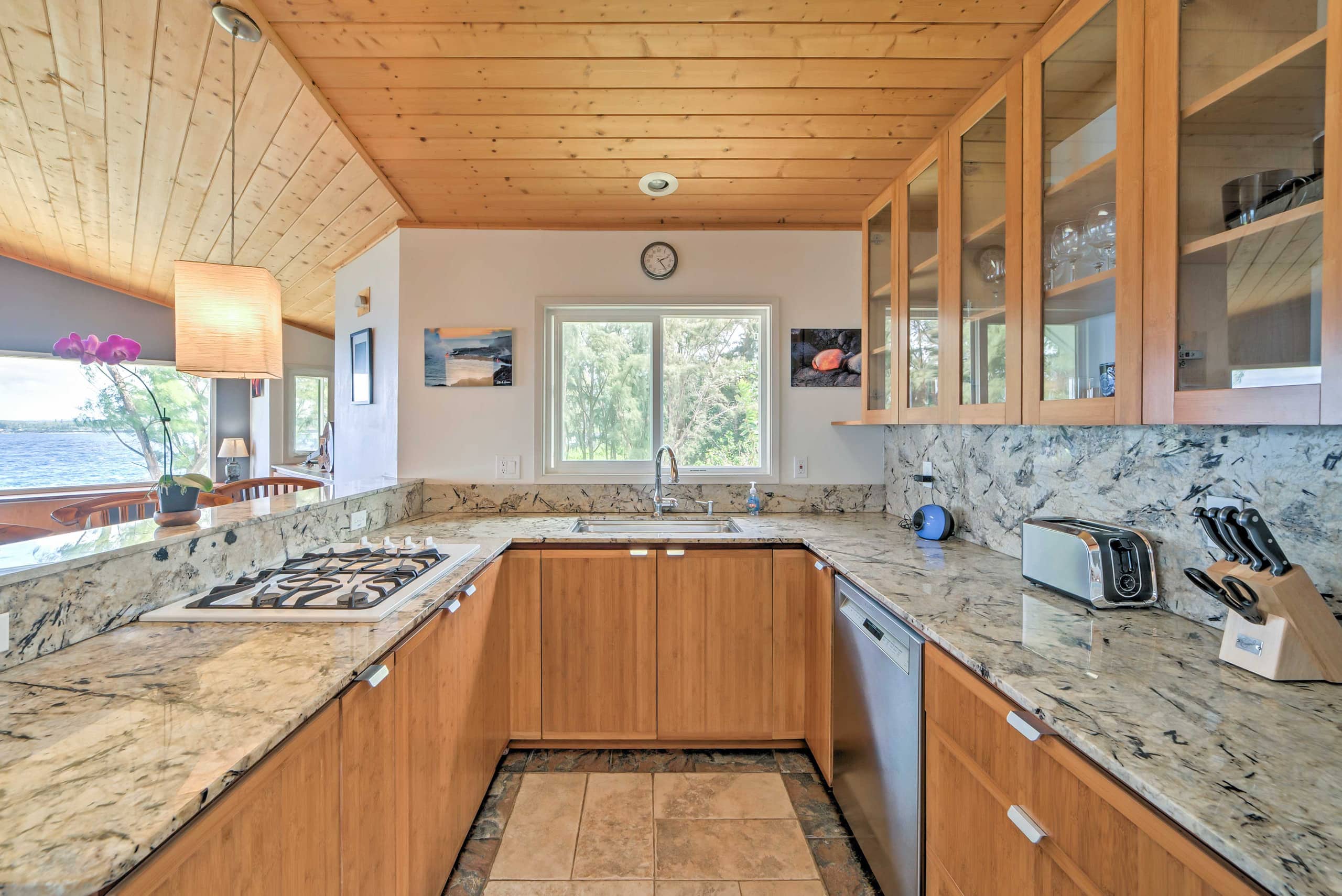 Home in Keaau · ★4.62 · 2 bedrooms · 2 beds · 2 baths - Image 9