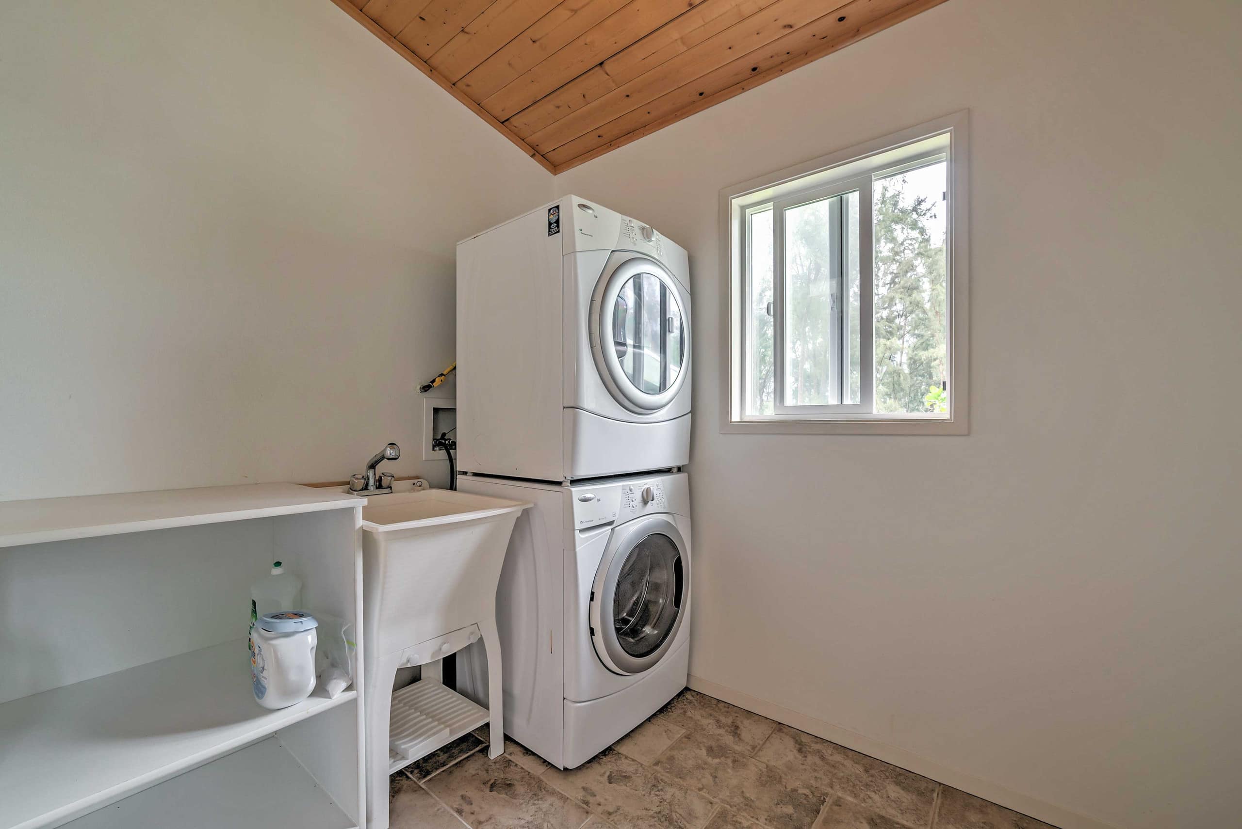 Home in Keaau · ★4.62 · 2 bedrooms · 2 beds · 2 baths - Image 16