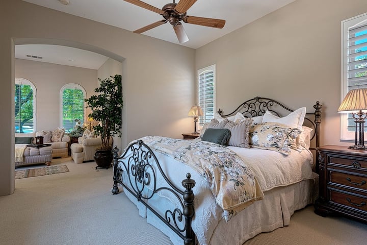 La amplia casita tiene una cama tamaño king