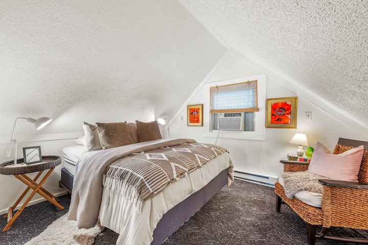 带标准双人床的阁楼卧室（主卧）