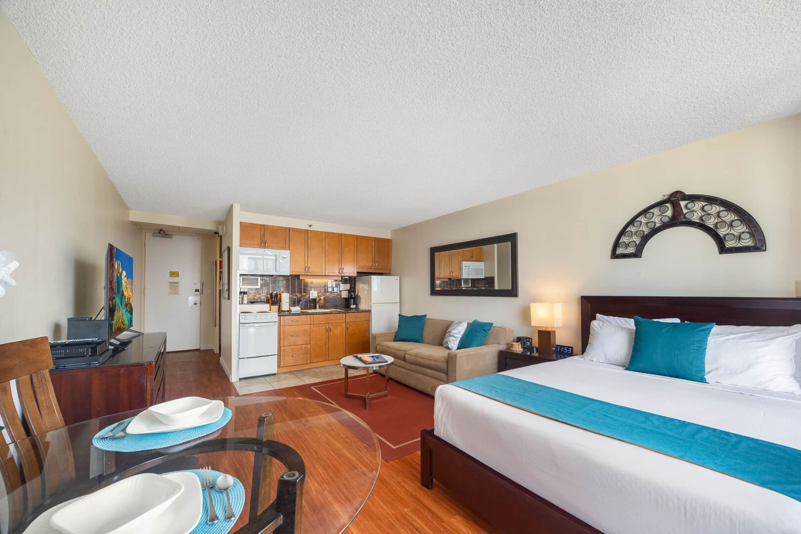 Condo in Honolulu · ★4.84 · 1 bedroom · 2 beds · 1 private bath - Image 1