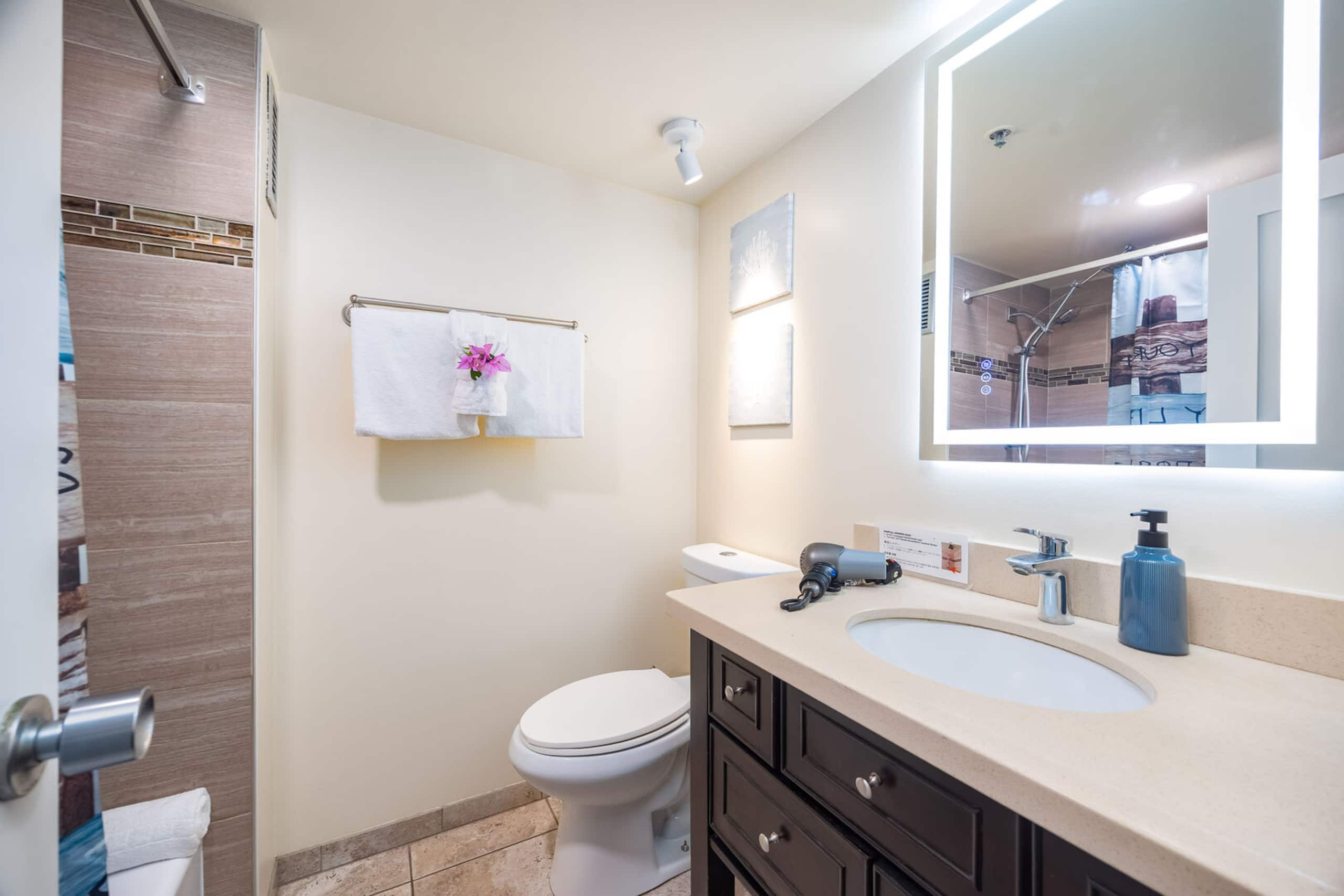 Condo in Honolulu · ★4.84 · 1 bedroom · 2 beds · 1 private bath - Image 5