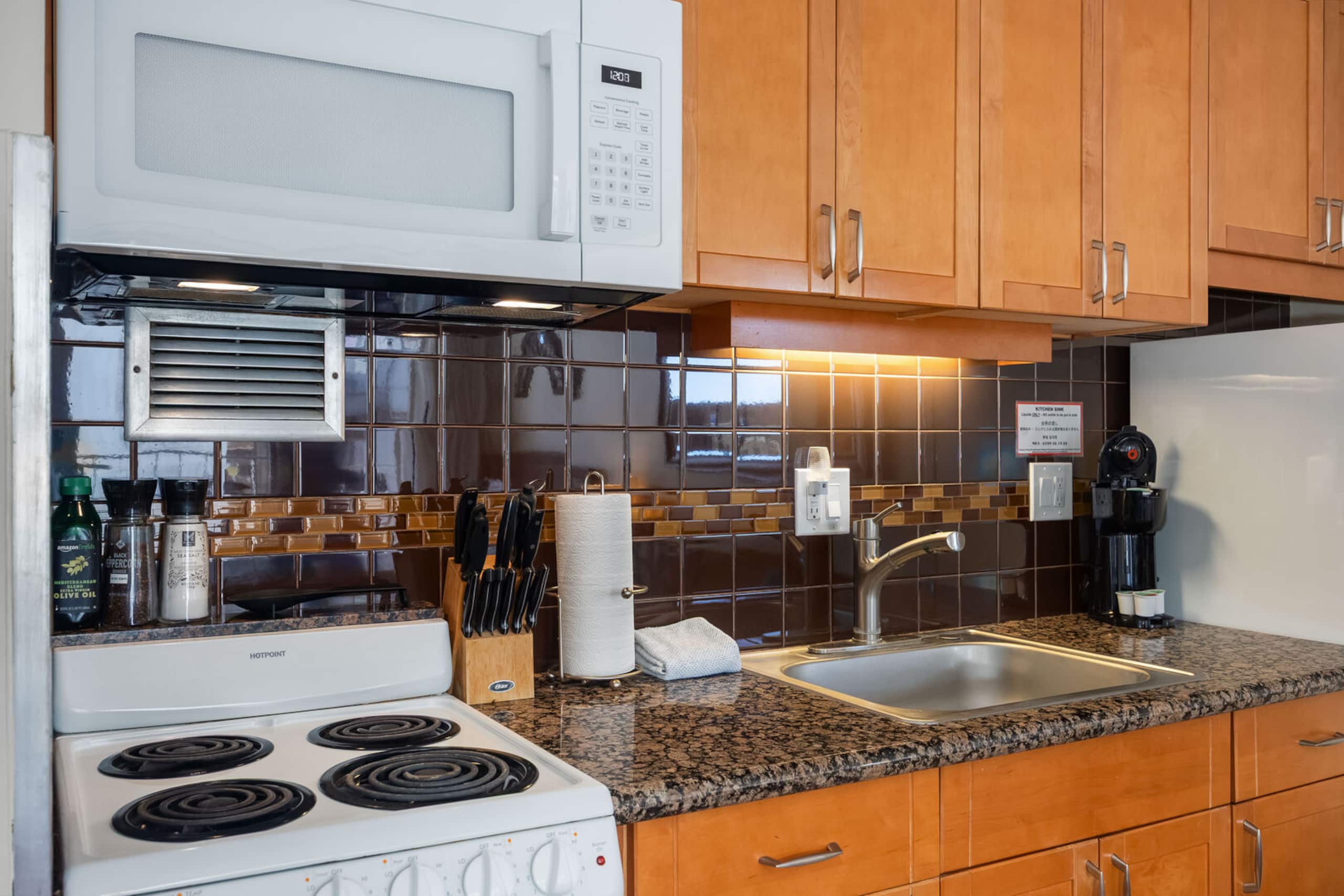 Condo in Honolulu · ★4.84 · 1 bedroom · 2 beds · 1 private bath - Image 4