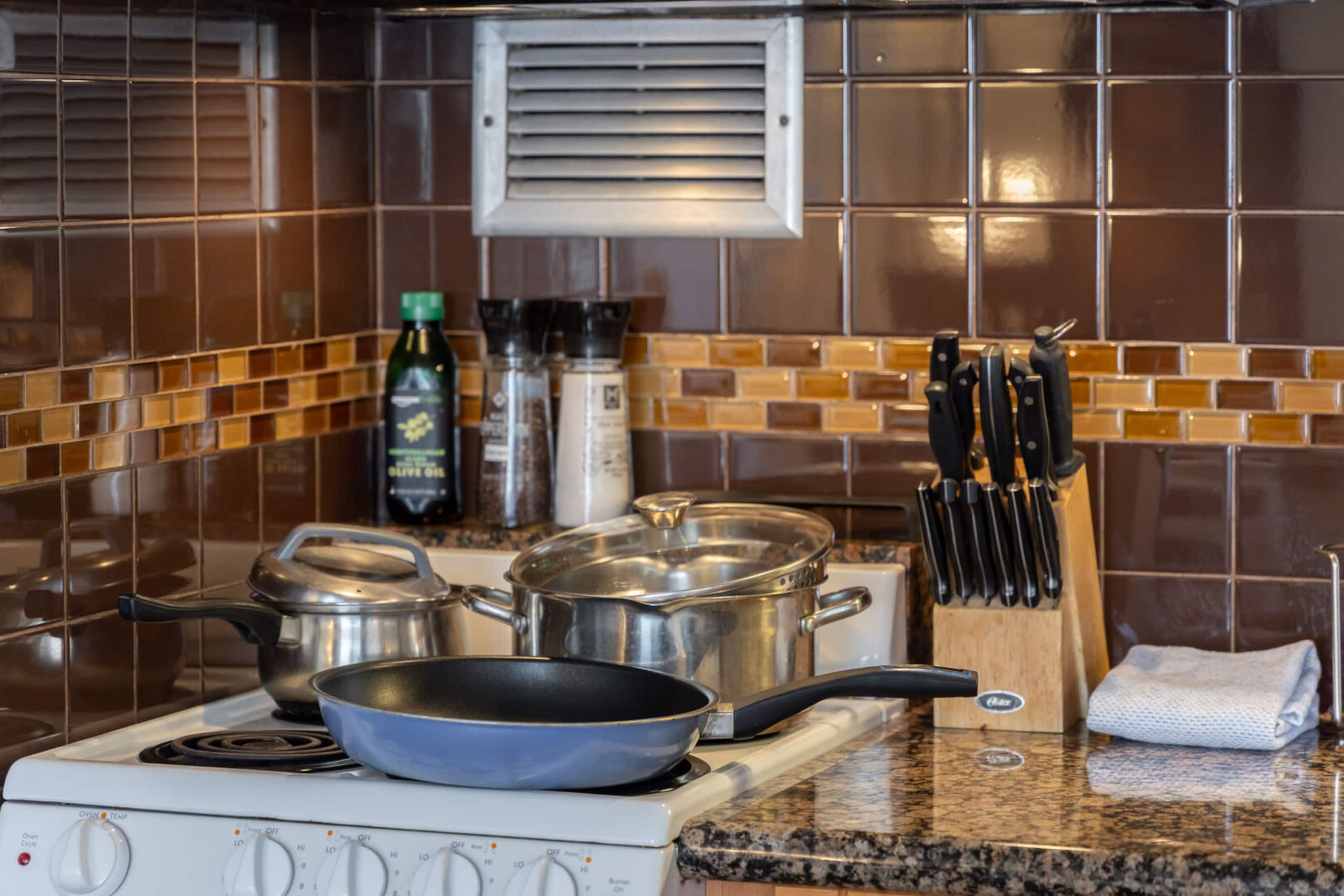 Condo in Honolulu · ★4.84 · 1 bedroom · 2 beds · 1 private bath - Image 15