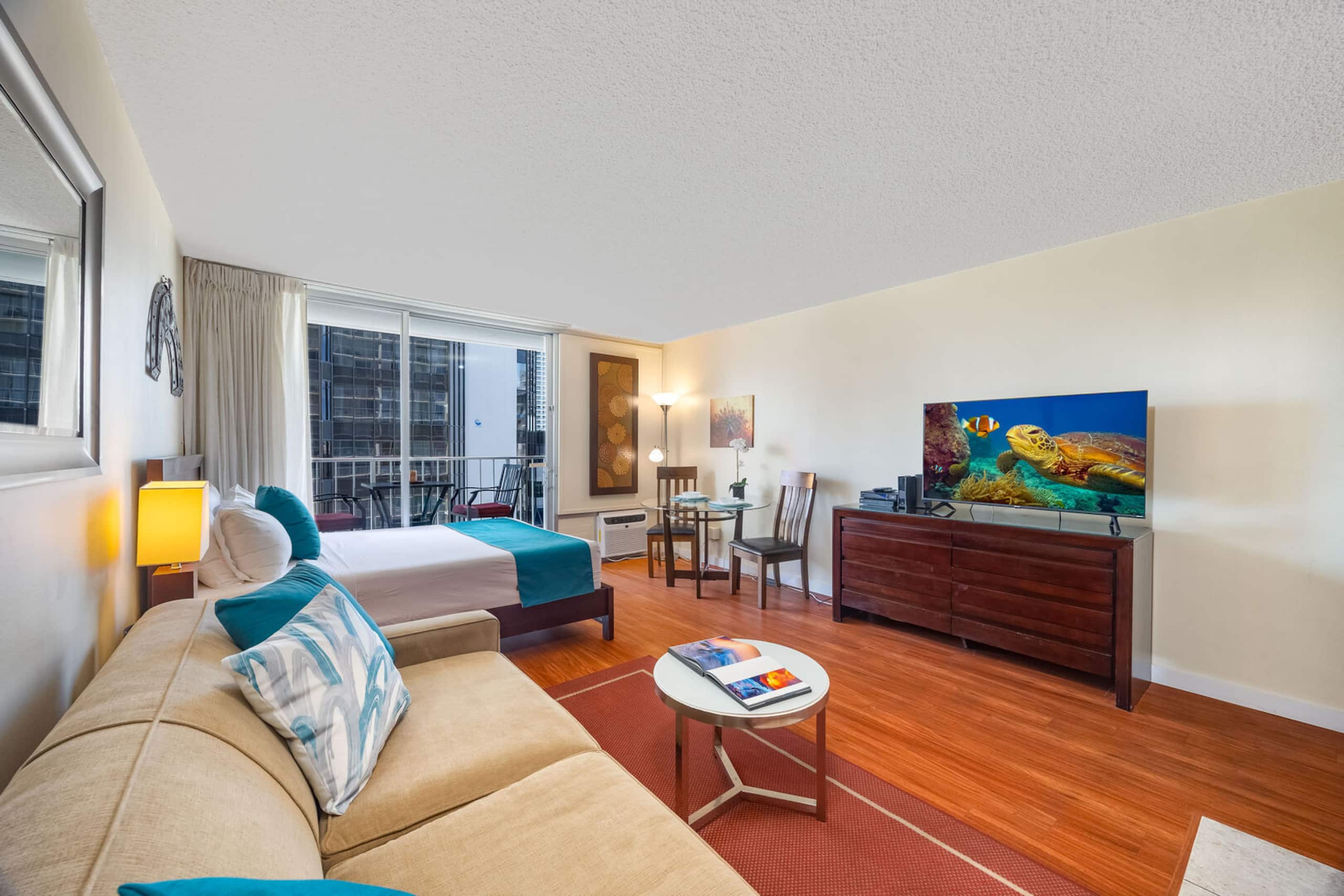 Condo in Honolulu · ★4.84 · 1 bedroom · 2 beds · 1 private bath - Image 17